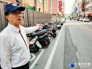 市長林世賢2日現勘時，促請施工單位圍籬應退縮，預留行人通行空間。圖／記者鄧富珍攝