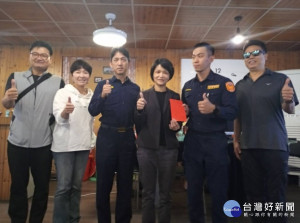 土城分局交通分隊警員游文瑋愛護動物義行足堪表率，分局長周振安致贈新臺幣2,000元禮券表揚