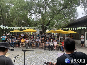 集集「草根音樂節」在樟腦出張所歷史建築氛圍下，讓臺灣各地各族群的音樂匯集。