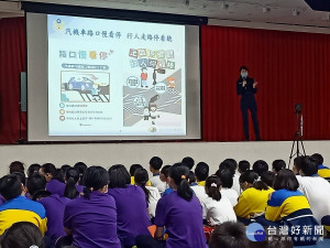 海山分局交通宣導團昨(2)日於板橋區中山國小進行交通安全宣導，提醒學童「行」的安全，現場並以有獎問答的寓教於樂方式，加深學童對交通安全的觀念 