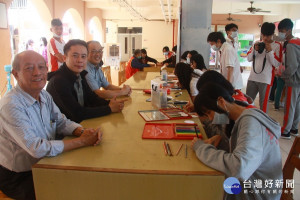 議員陳翰立（ 左二）特往五育參觀。（記者扶小萍攝）