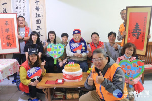 新北市榮服處游文勇副處長(後排右3)率服務處同仁暨榮欣志工為王爺爺(後排左4) 賀壽，與王爺爺闔家合影
