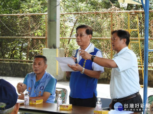 林縣長與原住民行政局長史強、縣議員全文才等人，先在地利村集會所與各村民眾座談。