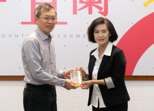 全國公路養護「金路獎」， 宜蘭奪四連霸，交通處長黃志良向縣長林姿妙獻獎。（圖∕宜蘭縣政府提供）