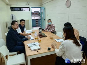 板橋警分局長劉炯炫為加強與校方之聯繫，昨（3）日分別前往轄內訪視亞東技術學院及國立台灣藝術大學，強化「聯繫合作」，確保校園安全