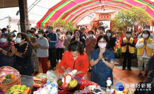 觀音媽出家紀念日開化寺內信眾虔誠地雙掌合十祝聖。圖／彰化市公所提供