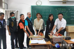 立委許淑華媒合企業捐贈可調式課桌椅啟動。（記者扶小萍攝）