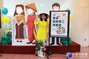 嘉義基督教醫院舉辦「國際事工博覽會」，讓民眾體驗外國特色服飾 ／陳致愷翻攝