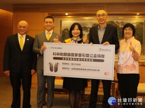  左起科林公司董事長林文正、執行長林士堯、總經理劉冷紅捐贈200萬元助聽器  由謝政達代收  右為張錦麗局長（記者黃村杉攝）