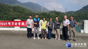 明潭電廠副廠長蔡又年（右2）主持魚苗放流活動。（記者吳素珍攝）