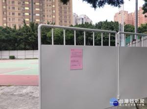 板橋八德公園設立天幕籃球場，板橋區公所於公園內設立圍籬，超過一個月卻遲遲不施工，引發眾多民怨。葉元之召集市府相關單位進行會勘