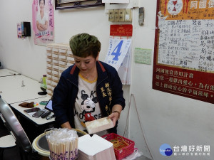 板橋區新埔里長陳芷庭推出「待用愛心便當計畫」，每日免費提供午、晚餐幫助經濟弱勢民眾 