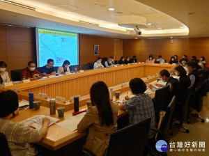 新北市教育局為強化各校處理突發安全事件知能，每年辦理全市「校園警衛勤務研習」