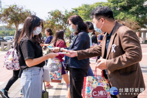 秘書長管美燕、人資長林憲宏發放防身警報器。