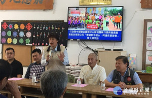 蔡培慧以土雞含豐富蛋白質為長輩添營養。（中辦提供）
