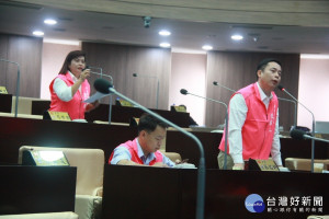 南投議員王秋淑等關心魚虎危害日月潭生態。（記者扶小萍攝）