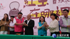 行政院長蘇貞昌等貴賓為日月潭紅茶評鑑競賽冠軍茶裝入茶倉後封倉簽名。（記者吳素珍攝）