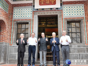 市長侯友宜和守讓堂後代吳氏子孫一同出席開幕式