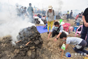 福興地瓜文化節參加民眾造窯起火。圖／彰化縣政府提供