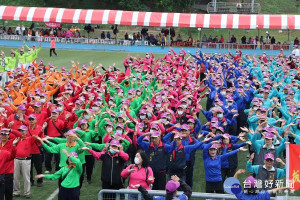 新北市2千多位長輩8日於中和區錦和運動公園，舞動身體熱情洋溢充滿活力