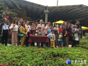 添興窯邀集11月壽星共同慶生。（記者扶小萍攝）
