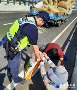 民眾載運農作物不慎散落台61線，臺西警方馳赴援助，除現場實施交管，亦協助撿拾花生，深獲農民感激與讚賞。