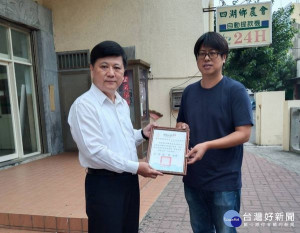 四湖農會行員與警方成功攜手阻止民眾遭受詐騙，分局長張文峰頒發感謝狀及水果禮盒表揚，並提醒小心防詐。