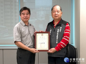 台東榮服處長林振生回贈新北市新聞記者職業工會感謝狀，由工會理事長黃村杉代表接受