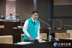 葉仁創等議員建議擴大老人愛心卡功能。（記者扶小萍攝)