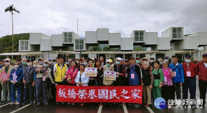 板橋榮家自強活動由主任張長林親自帶隊，15位工作人員陪同104位長輩至宜蘭龍潭湖及蘭陽博物館慢遊