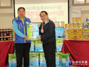 新北市急難救助會理事長張基聖（左）代表捐贈民生物資給大平台  由林昭文副局長代收