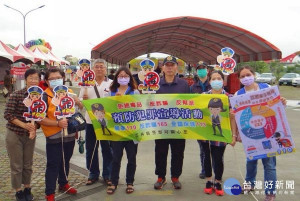 北港警分局結合稽徵單位租稅宣導活動，設置行動櫃台受理相關警政諮詢，將警政署最新政策、工作重點及措施適時傳達給鄉親朋友。