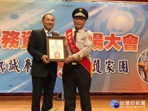 市長侯友宜頒獎感謝民防、義警、義交、義刑等民力人員對治安、交通工作長年來的付出與努力，讚揚是「推動市政工作的幕後功臣」 