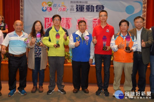 副縣長陳正昇為獲獎單位頒獎。（縣府提供）
