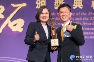 蔡英文總統（左）親自頒獎表揚，肯定世祥汽材成為全球汽車配件領導廠之卓越貢獻。