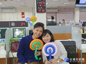 在樹林戶所登記的警察張任里與從事研究的劉芸綺，選擇這天終結單身辦理結婚登記 