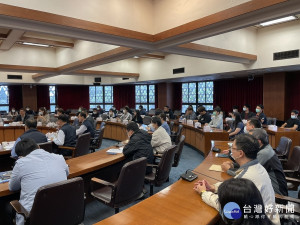 新北市政府警察局為建立安全友善校園環境，日前與淡江大學合作舉辦「強化外籍人士在臺人身安全座談會」