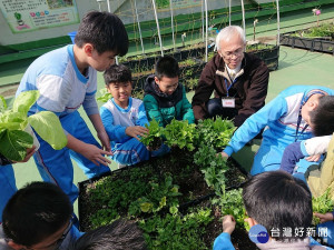 光復國小為落實生命教育於創新教學與課程，利用屋頂設置的日光農場發展食農四季在地生命課程，讓學生學習對食物、生產者和環境的尊重與感恩