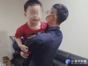 三重分局員警先將4歲男童帶返所安置，經詢問醫院護理師後，隨即通知家屬帶返家照料