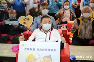 農業局12日於新北市立聯合醫院三重院區為農漁民長者免費健康檢查，市長侯友宜親自到場訪視關懷，且在專業人員指導下，陪長者們一起「動健康」