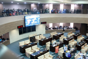 東光村民轉往議會旁聽席。（記者扶小萍攝）