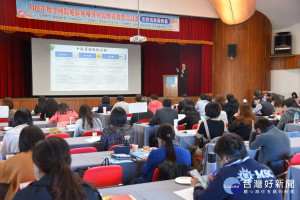 由亞洲大學教授廖宏恩進行「居家醫療的模式」簡報。