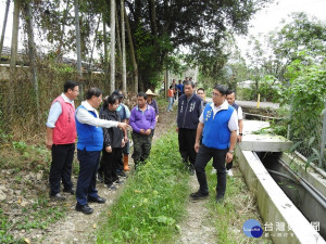 魚池鄉東光村農路難行，林縣長會勘改善。