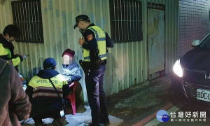 老婦深夜趁家人熟睡獨自外出，卻忘記回家的路，在自家附近徘徊時經熱心民眾通報，北港警方積極給予協助，讓老婦平安返家團聚。