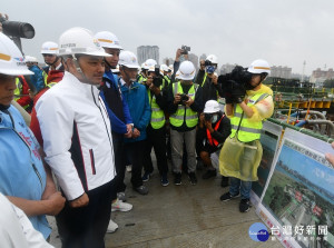 市長侯友宜13日前往視察淡江大橋主橋段工程，他指未來落成將成為全台灣的地標，也是世界的指標建築