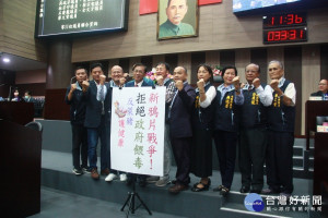 南投縣長與多位議員宣誓反萊豬護健康。（記者扶小萍攝）