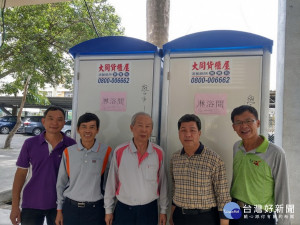 全國華宗盃排賽設置選手村，負責管理學甲國中選手村的台南市體育志工委員會總幹事戴己川（左一）偕同陳登祿、李清泉、劉豐有與學甲國中校長王聖銘（左二）檢視衛浴設備，提供選手最佳服務品質。