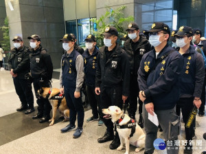 新北歡樂耶誕城13日晚間開城，轄區海山及板橋分局不敢大意，警犬隊的偵爆犬與警衛犬，配合霹靂小組人員執行偵爆及巡守等相關維安工作，確保活動現場安檢滴水不漏