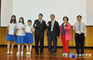 國立彰化高商應用外語科三位女同學(左)校內賽前三名取得區域賽資格。