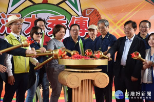 秀傳醫療體系黃明和總裁、黃靖媛執行長和陳秀珠營運長等院內主管，及與會貴賓，人人手持電子聖火，點亮聖火台，慶祝兩院生日快樂。圖／記者鄧富珍攝